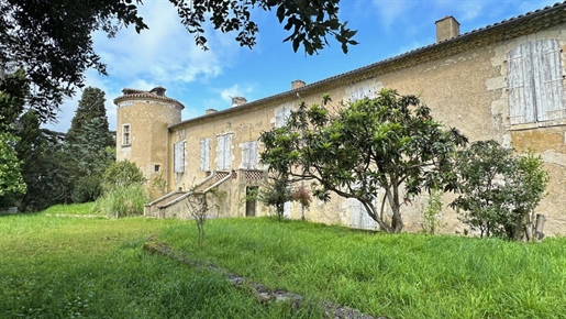 Château des Xvi et XVIIIème et sa tour du XIIIème siècle à restaurer sur près de 27 hectares