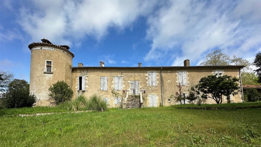 Château des Xvi et XVIIIème et sa tour du XIIIème siècle à restaurer sur près de 27 hectares