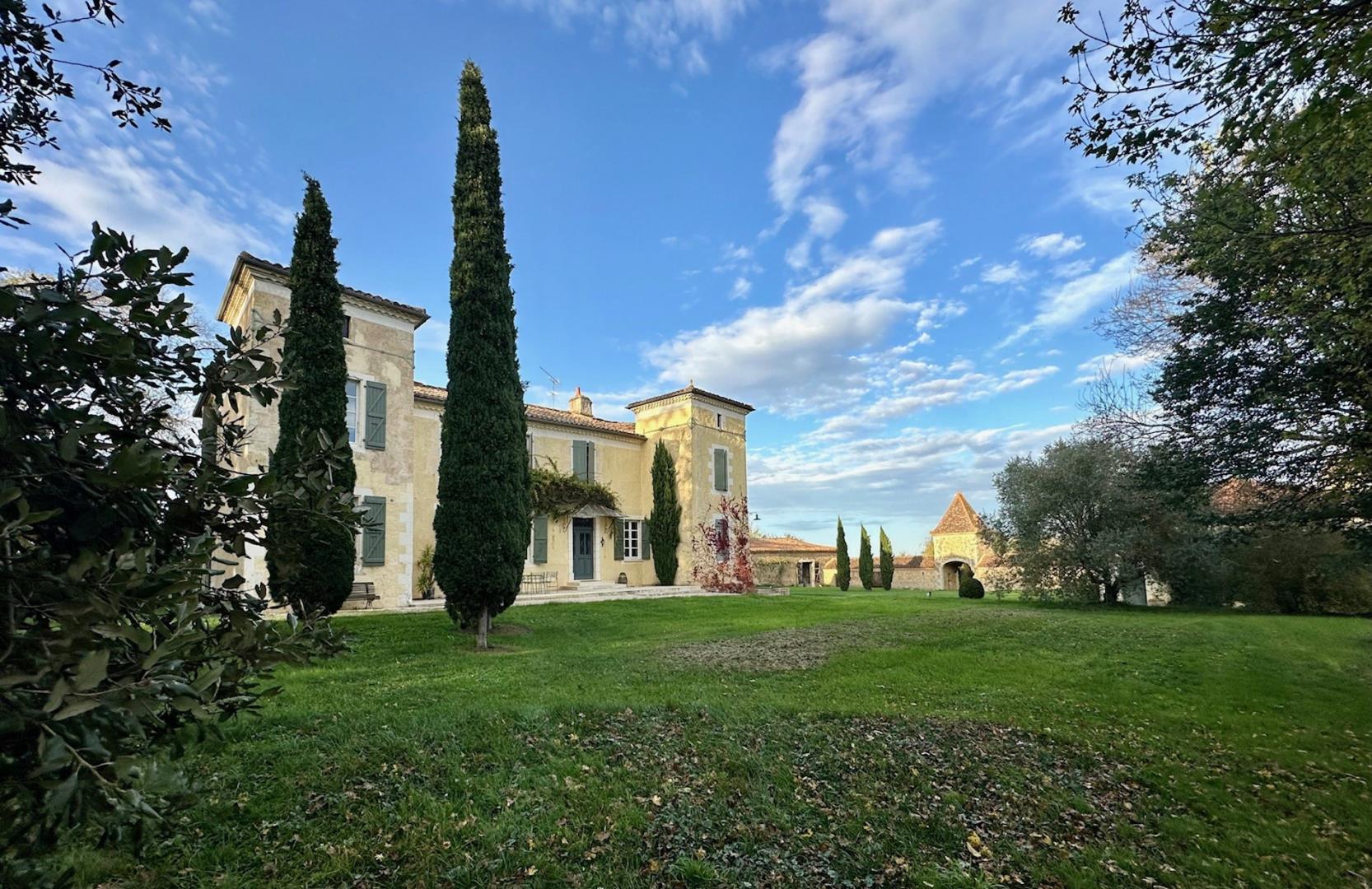 Maison de Maître et son pigeonnier porche du XVIIème siècle sur 20 hectares