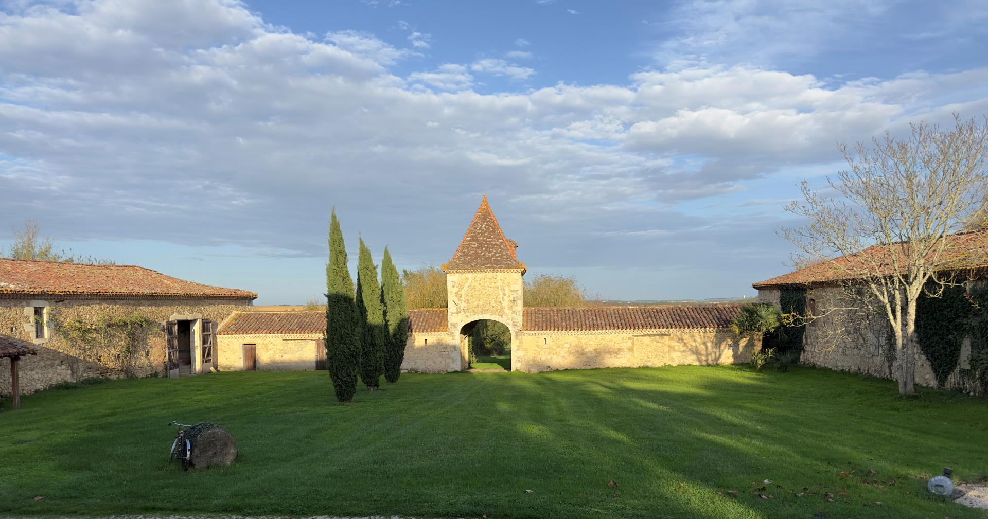 Maison de Maître et son pigeonnier porche du XVIIème siècle sur 20 hectares