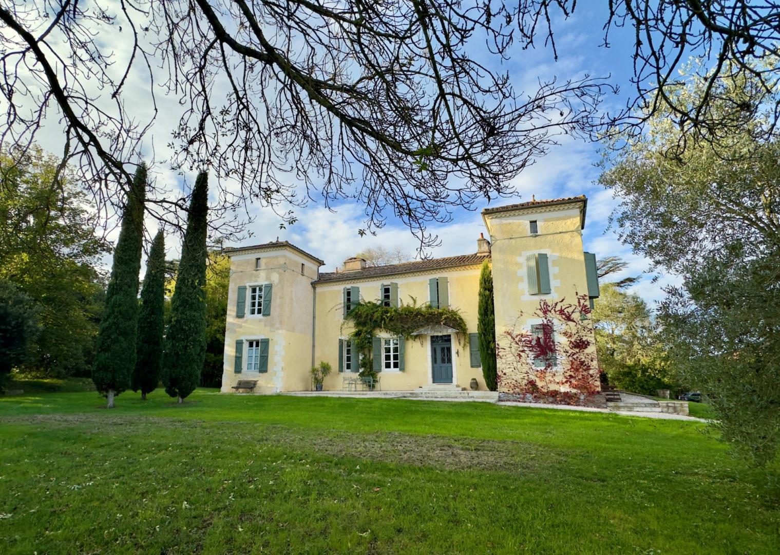 Maison de Maître et son pigeonnier porche du XVIIème siècle sur 20 hectares