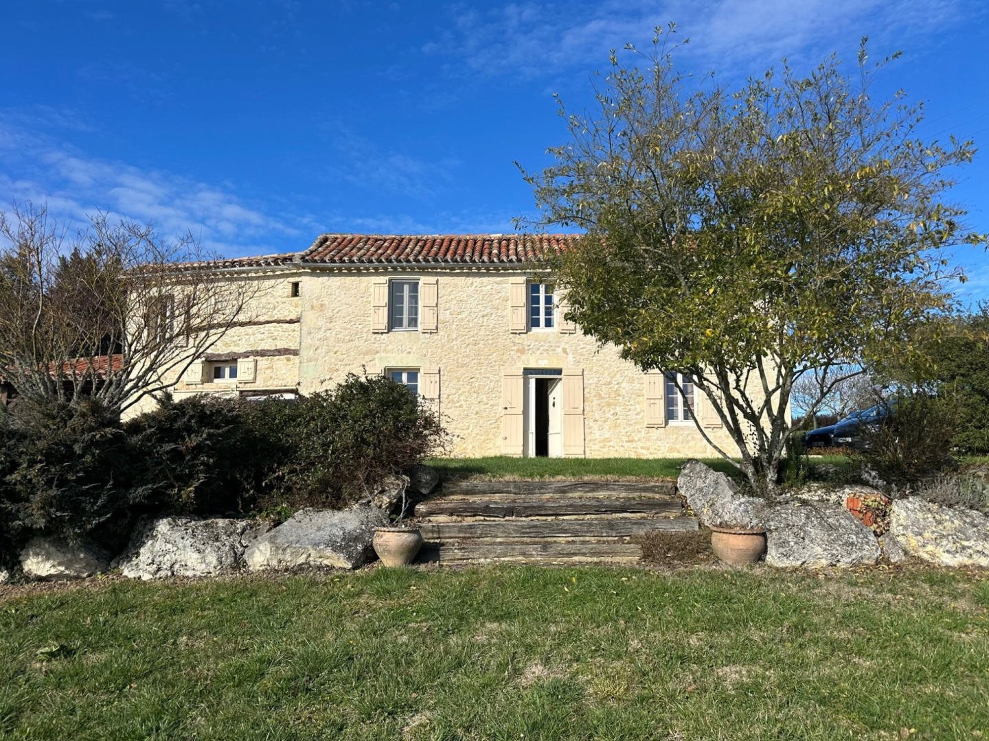 Maison De Campagne En Pierre Sur Plus D'un Hectare