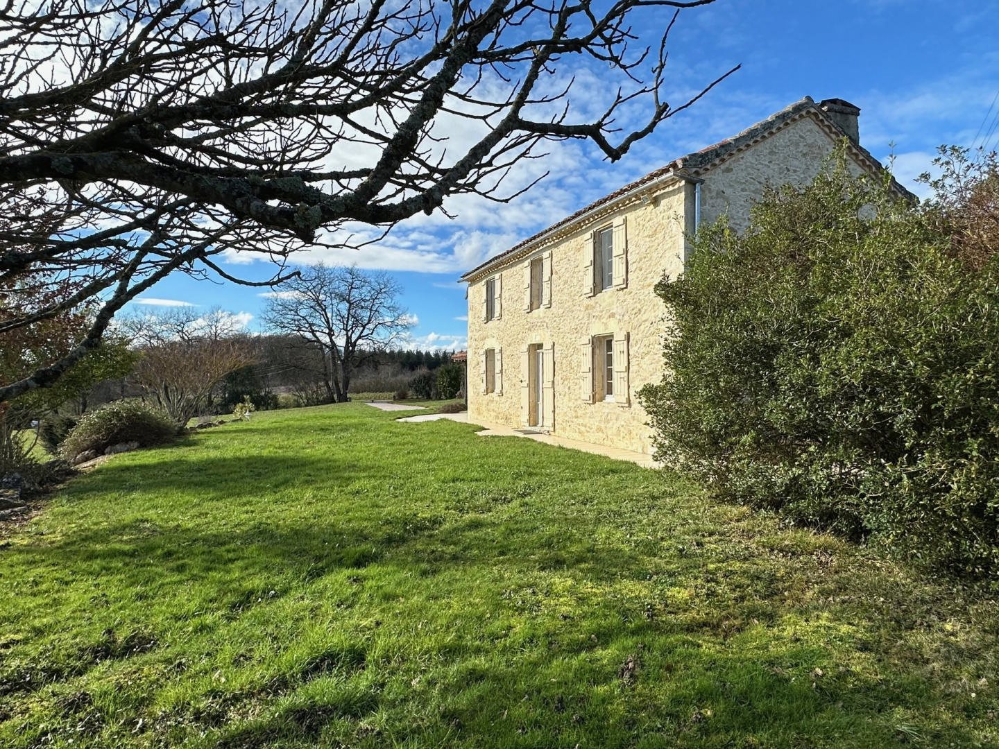 Maison De Campagne En Pierre Sur Plus D'un Hectare