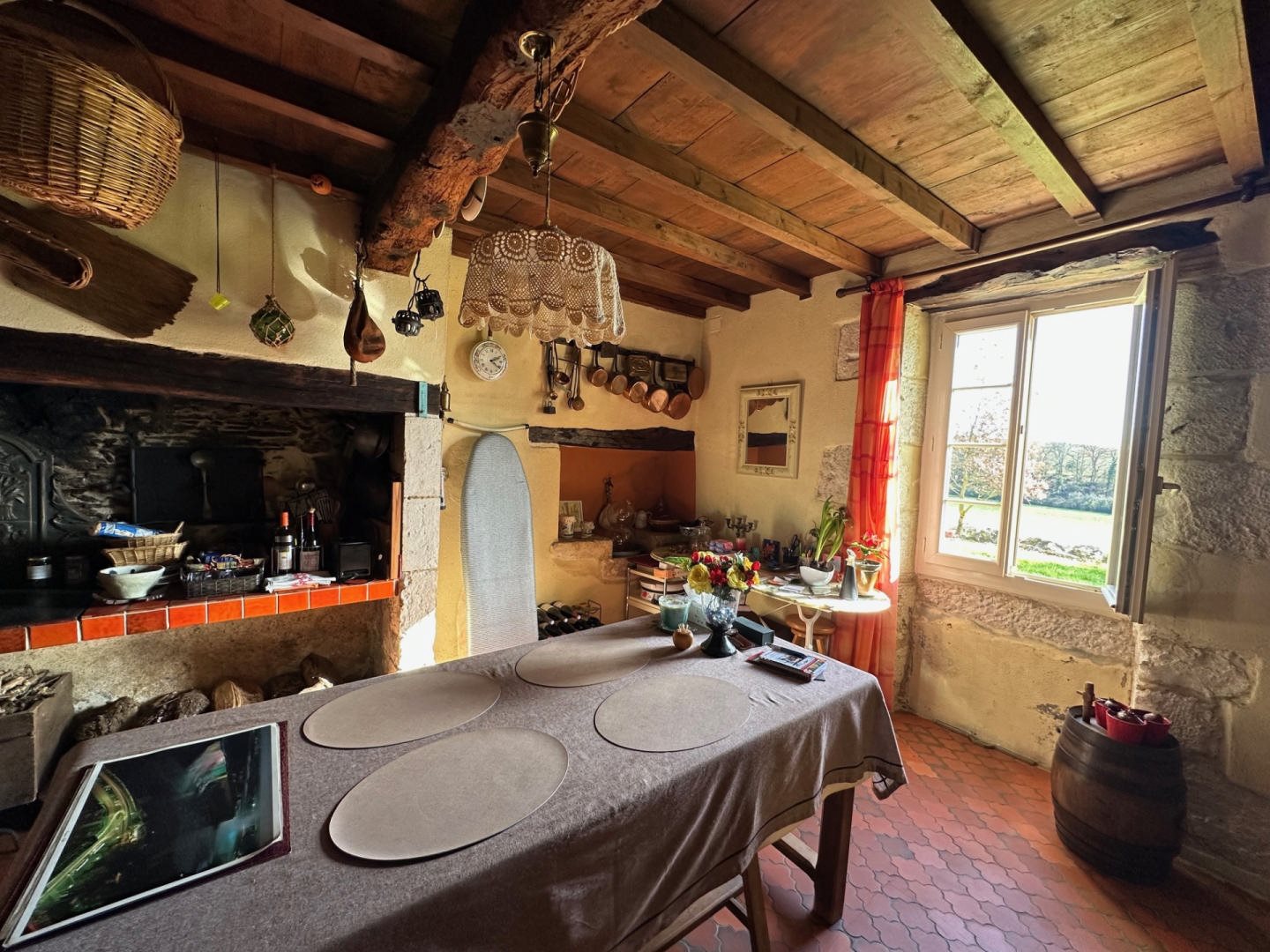 Maison De Campagne En Pierre Sur Plus D'un Hectare