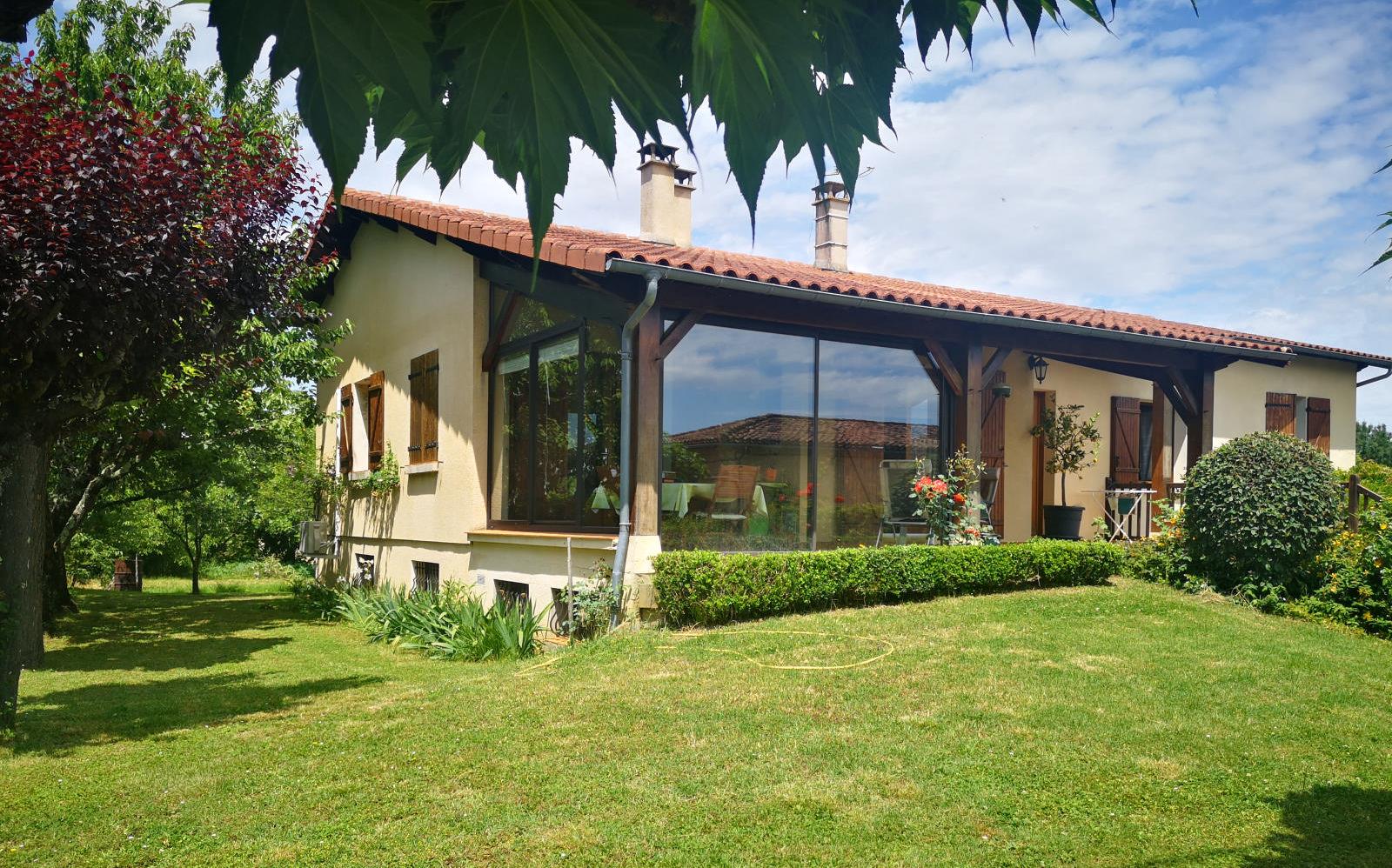 Comfortable village house with swimming pool near Auch