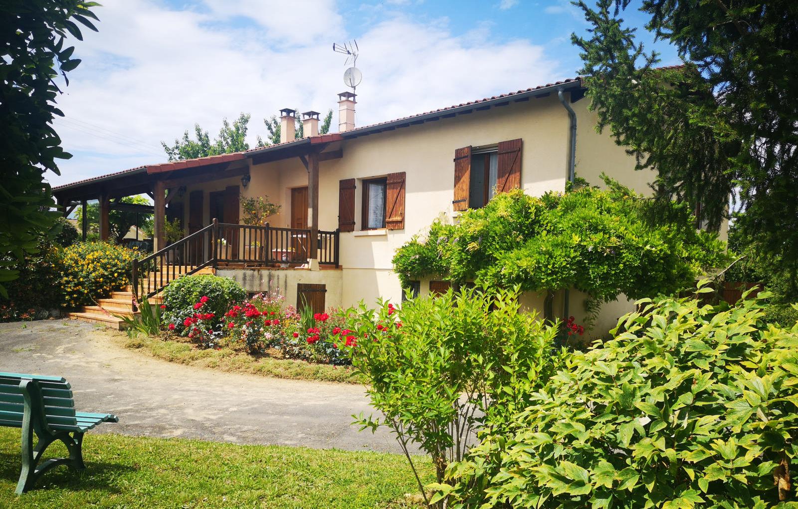 Comfortable village house with swimming pool near Auch