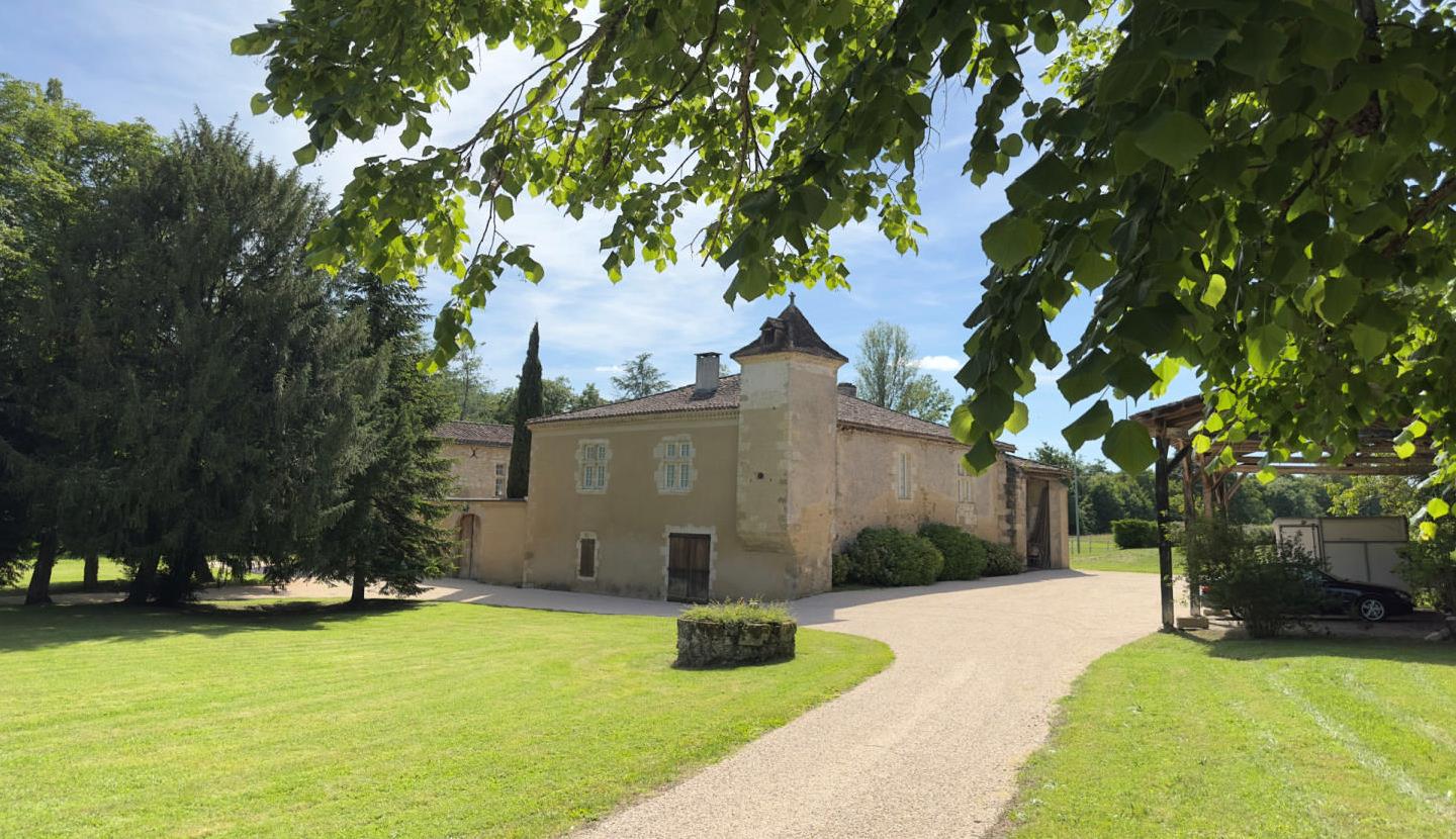 Maison-Forte des XIIIè et XVIè siècles et son échauguette sur 2 hectares de prairie