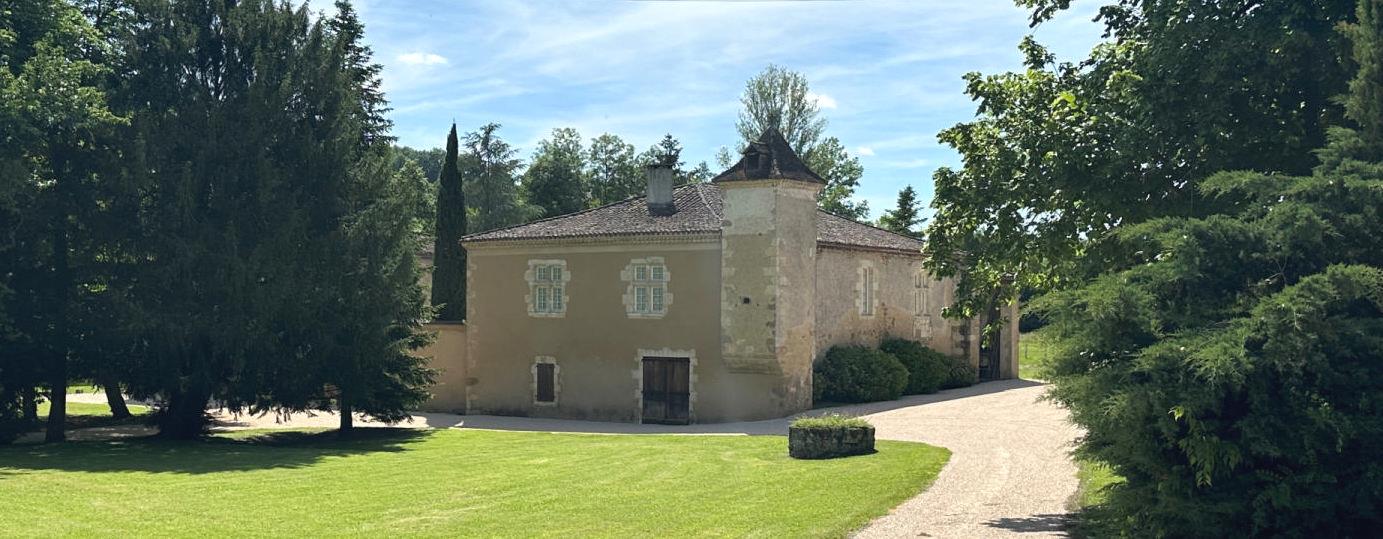 Maison-Forte des XIIIè et XVIè siècles et son échauguette sur 2 hectares de prairie