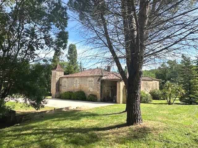 Maison-Forte des XIIIè et XVIè siècles et son échauguette sur 2 hectares de prairie