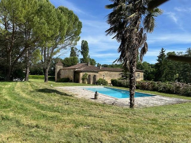 Maison-Forte des XIIIè et XVIè siècles et son échauguette sur 2 hectares de prairie
