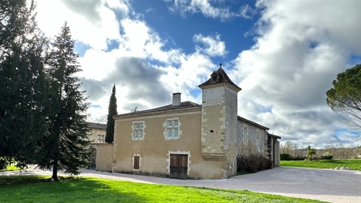 Magnifique maison-forte des XIIIè et XVIè siècles et son échauguette sur 2 hectares de prairie