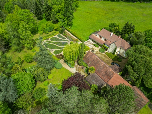 Gourdon area - Charming stone property on 10ha7 wooded in a quiet area