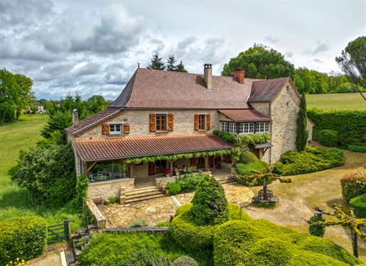Gourdon area - Charming stone property on 10ha7 wooded in a quiet area