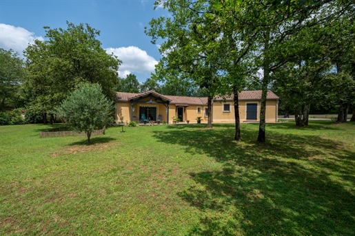 Sector Gourdon - Beautiful Contemporary on one level and outbuilding on 3000 m² wooded