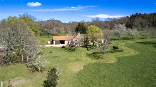 Gourdon sector - Spacious property on 3ha81 partly wooded close to shops