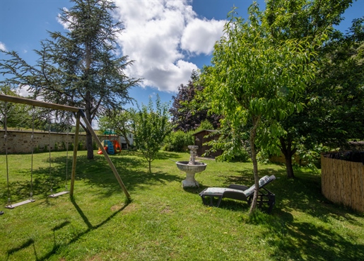 Gourdon sector - Beautiful and spacious stone house on 1023 m² with trees and enclosed close to all