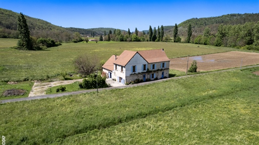 Exclusivity - Spacious and bright Character property on 1270 m²