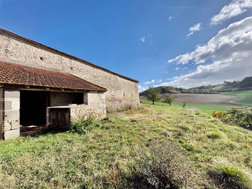 Barn to renovate with an area of 300 m2