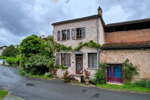 A real charming house in a hamlet on the edge of the Lot