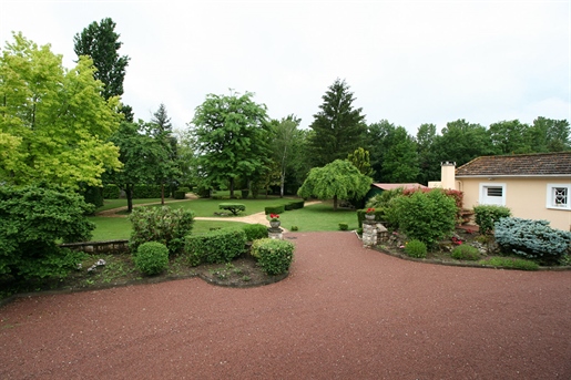 Prachtige villa aan de rand van de beek in Penne d'Agenais
