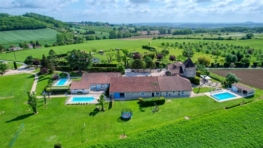Magnificent property with great possibility of hosting! (3 gîtes / 3 guest rooms / 3 swimming pools)