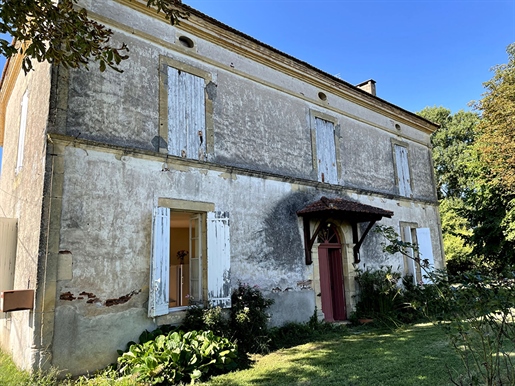 Real estate complex with house and outbuildings to renovate in Fongrave