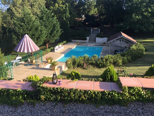 Prestigious property with gîte, swimming pool and tennis court