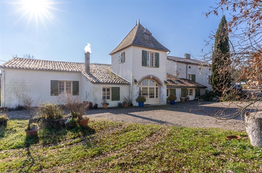 Prestigious property with gîte, swimming pool and tennis court