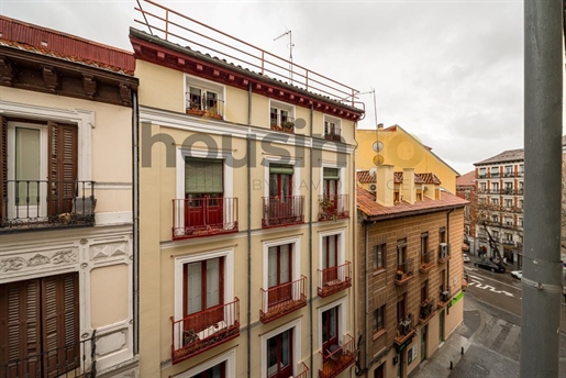 Appartement te koop met 7 balkons met uitzicht op de straat in Calle Atocha