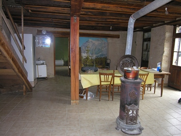 Dorfhaus zum Renovieren im Dorf Sarrazac