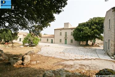 Estate 150 hectares with large farmhouses