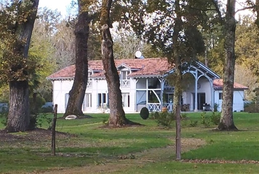 Casa de estilo landés con terreno de casa rural de 1,78 hectáreas (6 acres)