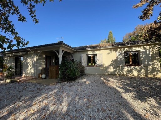 Superb villa with pool, mature garden, entirely fennced, electric gates, 5 minutes to market town