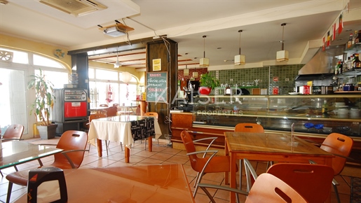 Restaurant / Snack-Bar an belebter Straße in Albufeira.