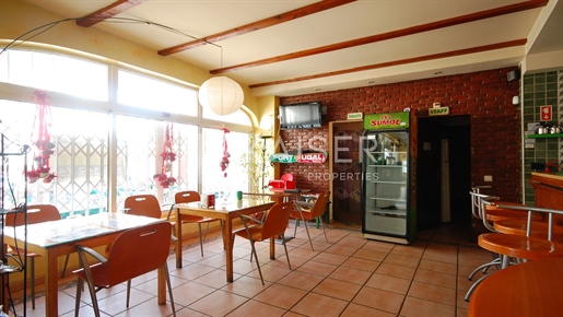 Restaurant / Snack-Bar an belebter Straße in Albufeira.