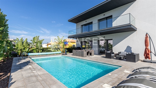 Moradia moderna de 5 (4+1) quartos com piscina e rooftop com