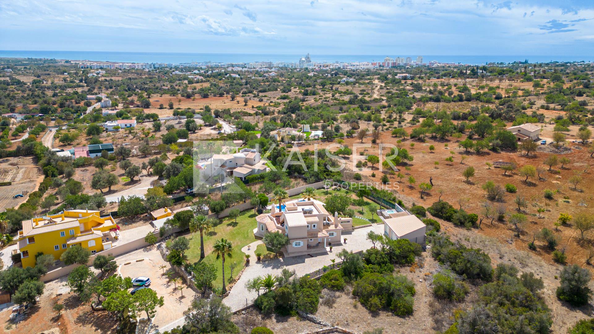 Schöne Villa mit 4 (3 + 1) Schlafzimmern und Meerblick in e