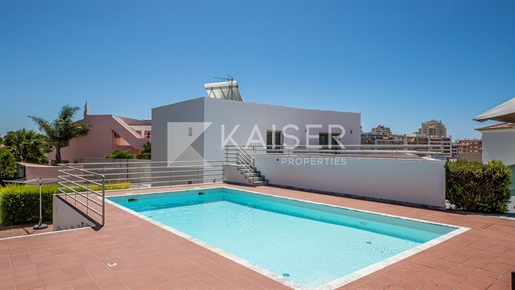 Moradia moderna com piscina aquecida e vista para o mar, a p