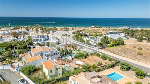 Villa à reconstruire avec piscine, garage et grand terrain