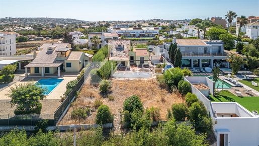 Moradia para reconstrução com piscina, garagem e grande te