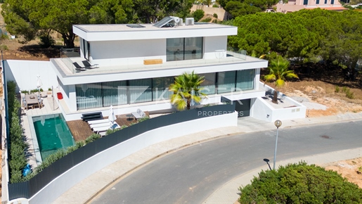 Moderne villa met zwembad, garage/kelder, dichtbij het stran