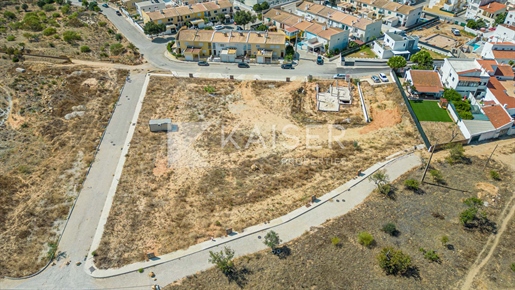 Building plot for custom-built villa with private pool, clos