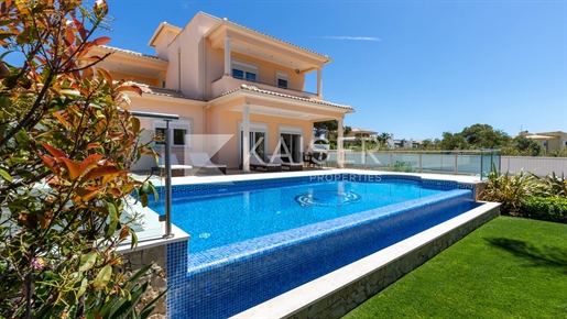 Villa idyllique de 4 (2+2) chambres avec piscine à déborde