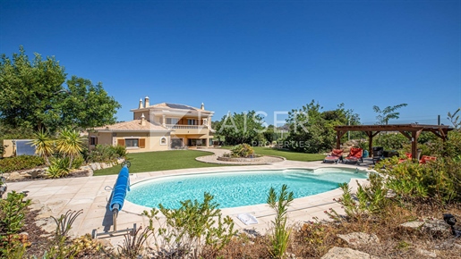 Beautiful villa in a huge plot with heated pool, garage/base