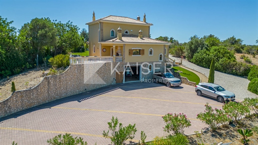 Beautiful villa in a huge plot with heated pool, garage/base
