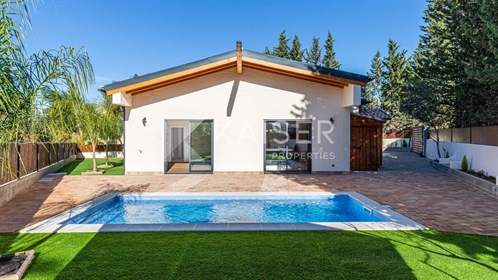 Recently-Built single storey villa with pool and garden in t