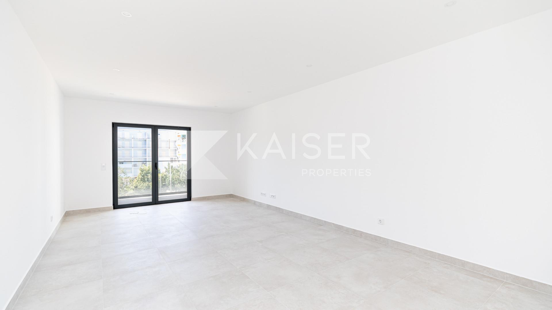Helle 2 (1+1) Schlafzimmerwohnung mit Garage im Herzen von A
