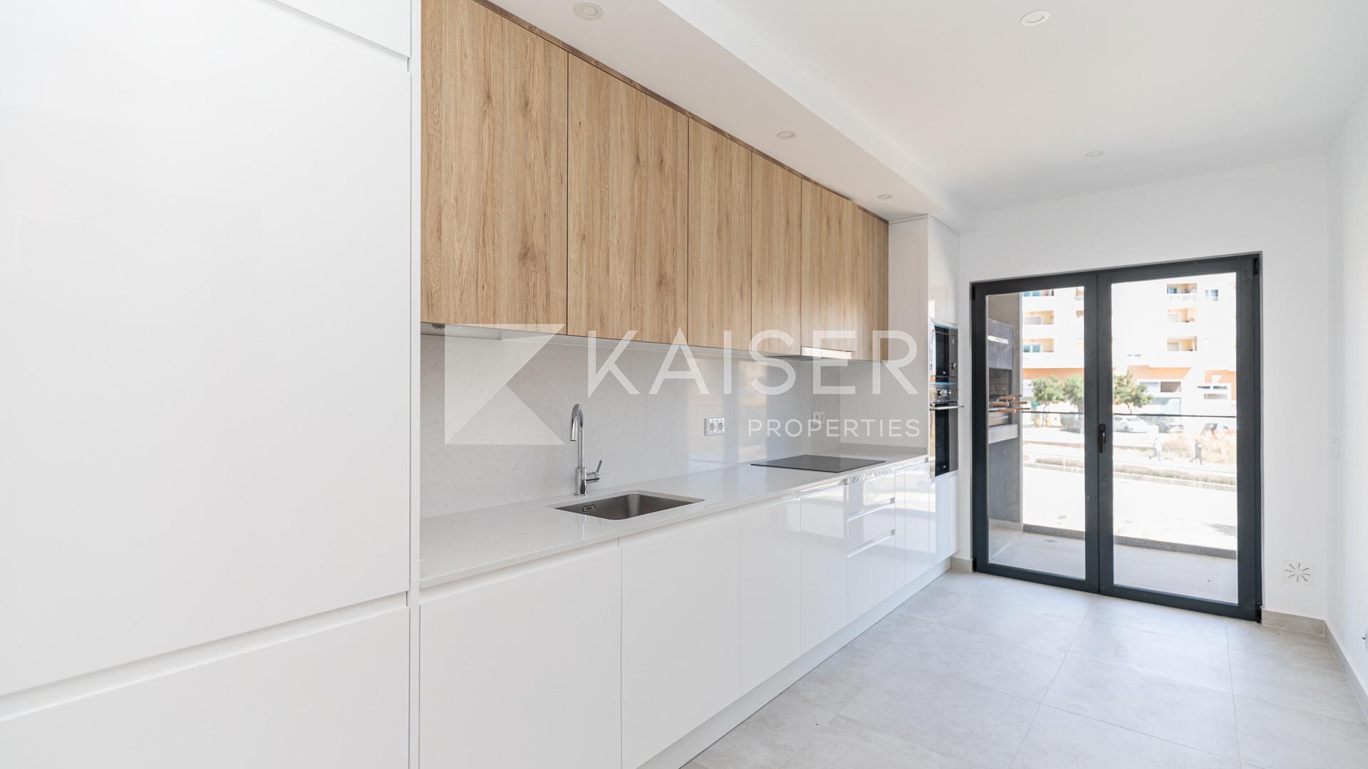 Helle 2 (1+1) Schlafzimmerwohnung mit Garage im Herzen von A