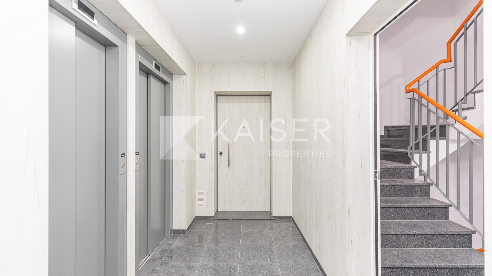 Helle 2 (1+1) Schlafzimmerwohnung mit Garage im Herzen von A