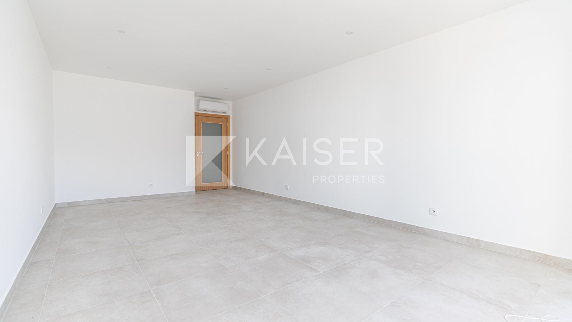 Helle 2 (1+1) Schlafzimmerwohnung mit Garage im Herzen von A